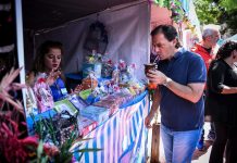 Ariel Sujarchuk recorrió los nuevos puestos de artesanos y emprendedores del remodelado parque de la Estación