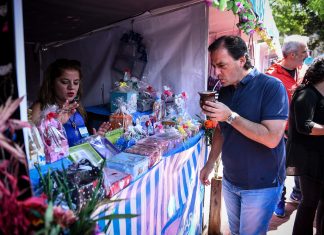 Ariel Sujarchuk recorrió los nuevos puestos de artesanos y emprendedores del remodelado parque de la Estación