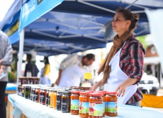 La primera jornada de la feria Almacén Comunitario fue un éxito de ventas en Garín