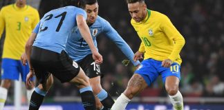 Neymar le metió un caño hermoso a Cavani, que mucho no le gustó. ¡Mirá!