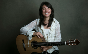 Música a la gorra en el Patio Cultural a cargo de Daniela Rossi