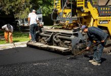 Avanzan las obras de asfalto y estabilizado de calles en los barrios de todo el distrito