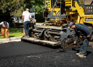 Avanzan las obras de asfalto y estabilizado de calles en los barrios de todo el distrito