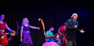 Escobar homenajeó y aplaudió de pie a Carlitos Balá en el Teatro Seminari