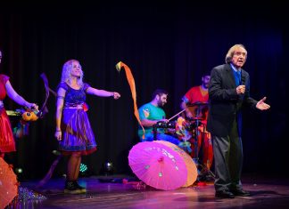 Escobar homenajeó y aplaudió de pie a Carlitos Balá en el Teatro Seminari