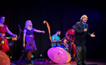 Escobar homenajeó y aplaudió de pie a Carlitos Balá en el Teatro Seminari