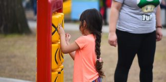 Instalan nuevos juegos infantiles en 21 jardines del distrito