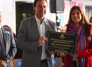 Ariel Sujarchuk aprueba el homenaje a Raúl Alfonsín: envió un proyecto al Concejo Deliberante para emplazar su busto en la Plaza Lambertuchi Ariel Sujarchuk aprueba el homenaje a Raúl Alfonsín: envió un proyecto al Concejo Deliberante para emplazar su busto en la Plaza Lambertuchi