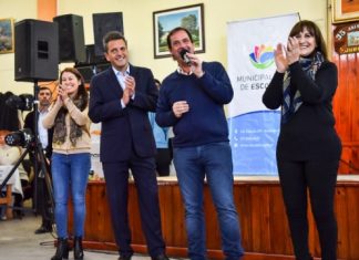 Ariel Sujarchuk, Sergio Massa y Mirta Tundis compartieron una mañana con 400 adultos mayores de distintos centros de jubilados de Escobar Ariel Sujarchuk, Sergio Massa y Mirta Tundis compartieron una mañana con 400 adultos mayores de distintos centros de jubilados de Escobar