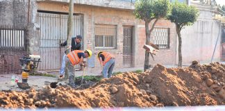 Sujarchuk recorrió la obra de instalación de cloacas en el barrio Lambertuchi