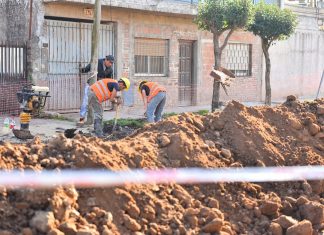 Sujarchuk recorrió la obra de instalación de cloacas en el barrio Lambertuchi