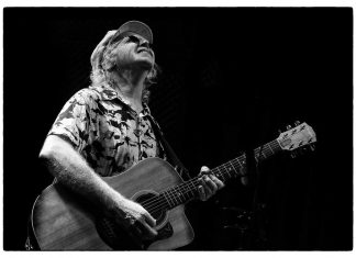 A beneficio de Escobar Hambre Cero, el Ciclo Identidad despide el año con un show de Miguel Cantilo