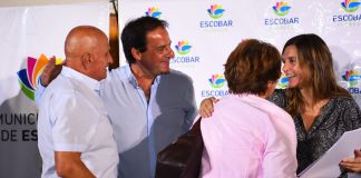 Ariel Sujarchuk y Fernanda Raverta entregaron escrituras a más de 80 familias del partido