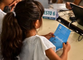 En el primer día de entrega de tarjetas AlimentAR en Escobar, alrededor de 2000 vecinos ya accedieron al beneficio