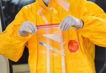 Le practican hisopado al personal de la Clínica San Carlos