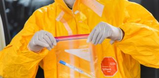 Le practican hisopado al personal de la Clínica San Carlos