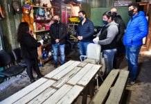 Ariel Sujarchuk y Andrés Larroque recorrieron un merendero y un taller textil de Matheu