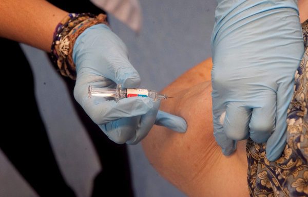 Cómo continúa la campaña de vacunación antigripal en Escobar