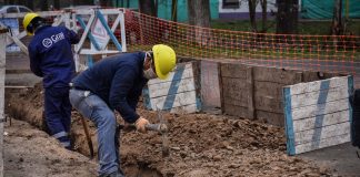 Renuevan la red de agua corriente y alumbrado público en el barrio La Chechela