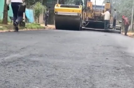 Continúan las tareas de asfalto para interconectar el distrito