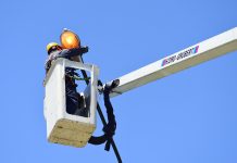 Acentúan tareas de mantenimiento del alumbrado público en diferentes barrios