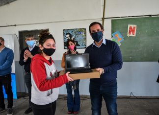 Ariel Sujarchuk realizó la primera entrega de netbooks que beneficiará a 1.500 estudiantes del partido de Escobar a través del programa nacional Aprender Conectados