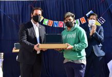 Ariel Sujarchuk y el ministro Nicolás Trotta entregaron netbooks del programa Aprender Conectados