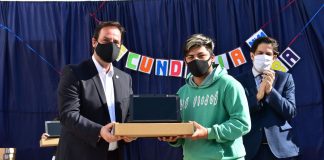 Ariel Sujarchuk y el ministro Nicolás Trotta entregaron netbooks del programa Aprender Conectados