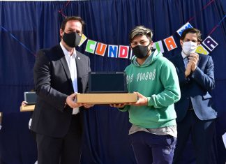 Ariel Sujarchuk y el ministro Nicolás Trotta entregaron netbooks del programa Aprender Conectados