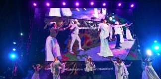 El autoteatro abre nuevamente el telón: dónde, cuánto sale, quién actúa