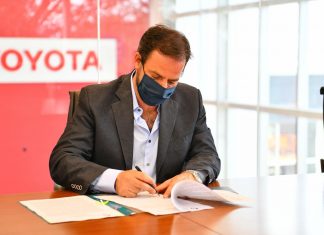 Sujarchuk firmó un convenio con Toyota Argentina para promover el uso de energía renovable