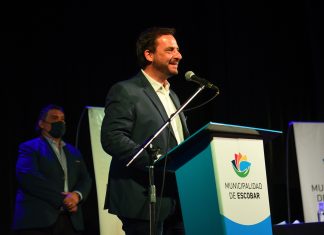 Sujarchuk encabezó el acto de la primera entrega de DNI a residentes migrantes del partido