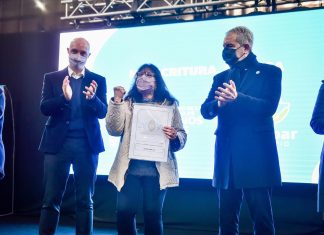 El intendente interino Beto Ramil y el ministro Julio Alak entregaron 154 títulos de propiedad del programa provincial “Mi escritura, mi casa”