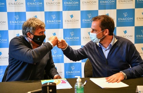 Inclusión social: Ariel Sujarchuk firmó un convenio con el ENACOM para garantizar el acceso a internet en los barrios populares del distrito