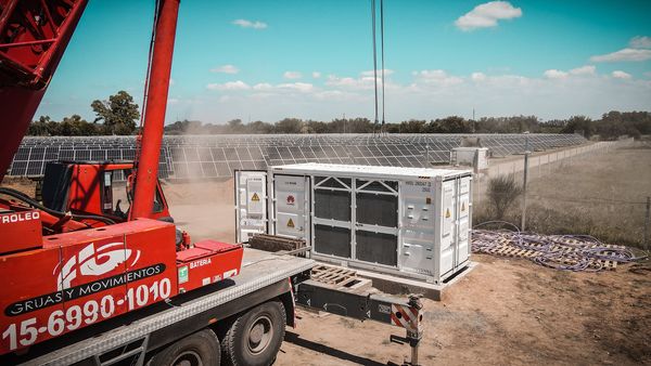 La Municipalidad colocó el transformador en el Parque Solar Municipal de Loma Verde