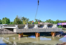 Ramil supervisó el avance de la construcción del nuevo puente vial sobre el arroyo Garín