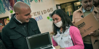 Más de 70 estudiantes recibieron computadoras del programa Juana Manso