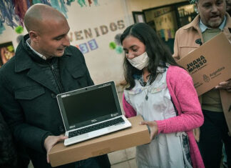 Más de 70 estudiantes recibieron computadoras del programa Juana Manso