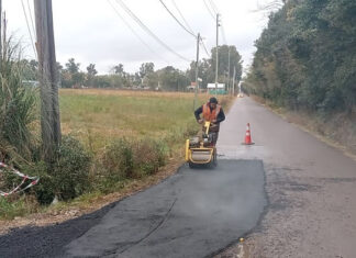 Continúan los trabajos de bacheo, zanjeos y limpieza en distintas localidades del distrito
