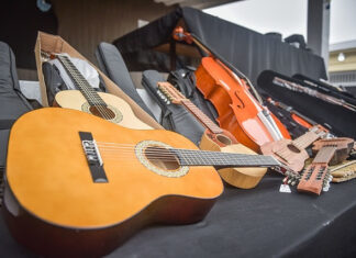 Ramil y el ministro Tristán Bauer entregaron instrumentos a la orquesta municipal Tunquelén