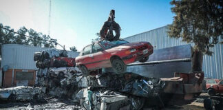 Comenzó la compactación de 707 vehículos abandonados para mitigar el impacto ambiental de la chatarra