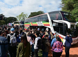 Sujarchuk, Kicillof, Costa y Ramil despidieron a estudiantes que iniciaron su viaje de fin de curso