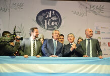 Alberto Fernández, Ariel Sujarchuk y Beto Ramil recorrieron la 59° Fiesta Nacional de la Flor y luego vieron la película “Argentina, 1985” junto a 400 estudiantes del distrito