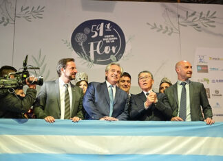 Alberto Fernández, Ariel Sujarchuk y Beto Ramil recorrieron la 59° Fiesta Nacional de la Flor y luego vieron la película “Argentina, 1985” junto a 400 estudiantes del distrito