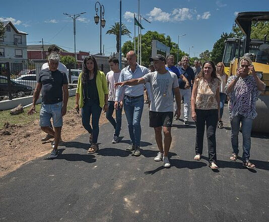 Más obras: el polideportivo de Garín renueva su pista de patinaje