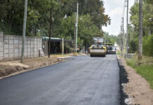 La Municipalidad avanza con obras de asfalto sobre las calles Islandia y Albert Schweitzer en Belén de Escobar