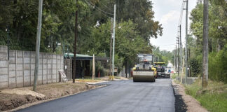 La Municipalidad avanza con obras de asfalto sobre las calles Islandia y Albert Schweitzer en Belén de Escobar