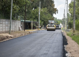 La Municipalidad avanza con obras de asfalto sobre las calles Islandia y Albert Schweitzer en Belén de Escobar