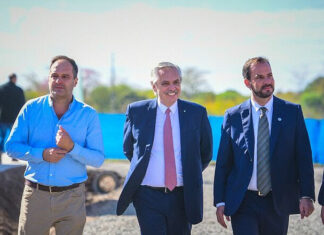 Más sueños cumplidos: Ariel Sujarchuk y Alberto Fernández entregaron 57 viviendas del programa Casa Propia