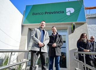 Ariel Sujarchuk y Juan Cuattromo inauguraron un nuevo cajero automático del Banco Provincia en Maquinista Savio